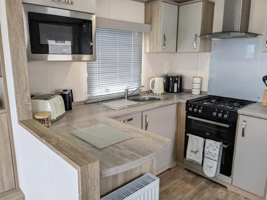 Beautiful Pet Friendly Southerness Caravan With Sea View & Decking Area Mainsriddle Екстер'єр фото