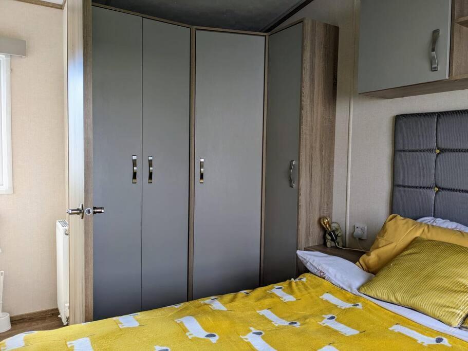 Beautiful Pet Friendly Southerness Caravan With Sea View & Decking Area Mainsriddle Екстер'єр фото