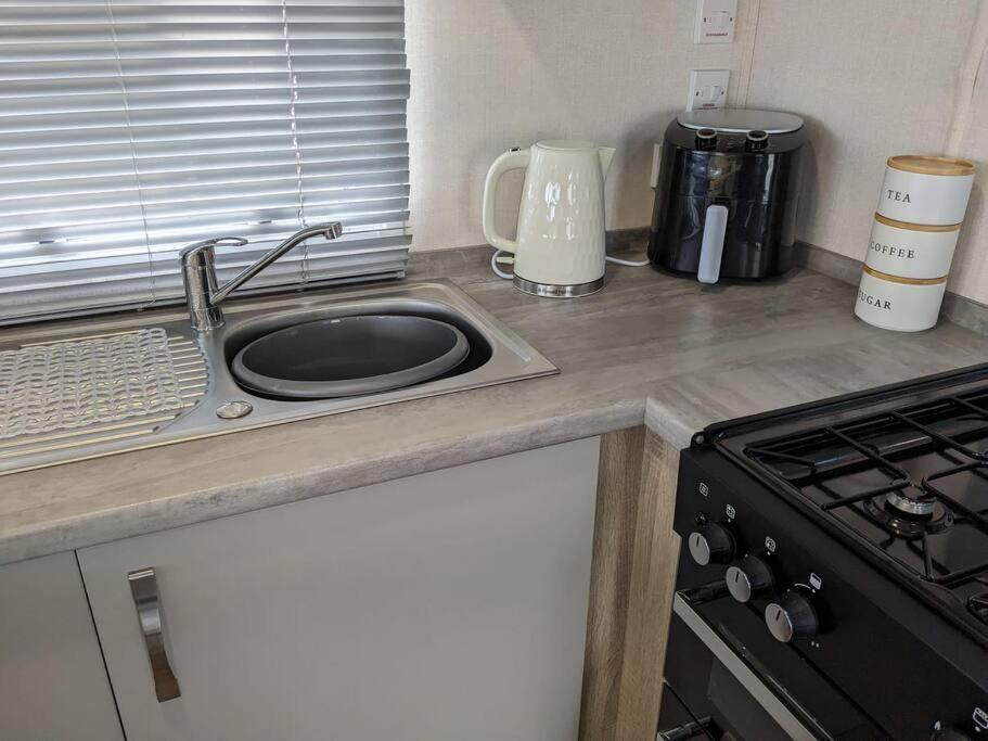 Beautiful Pet Friendly Southerness Caravan With Sea View & Decking Area Mainsriddle Екстер'єр фото